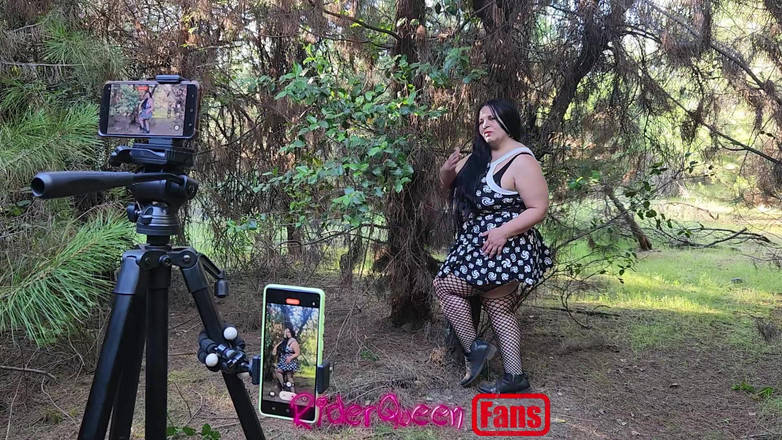 Riderqueen BBW Step Mom Latina Ebony: Riderqueen ensam, utomhus, videor för fans