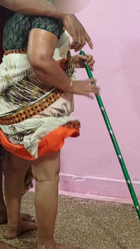 Ibu tiri saya membersihkan lantai dengan mop, jadi saya memegang Saree sehingga ia tidak akan jatuh di atas lantai.