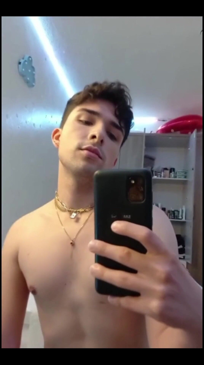 Diego_latinboy: ชักว่าวและน้ําแตกบนกระจก