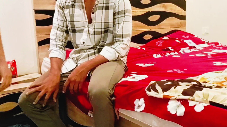 Silver_Worm: Hotel Staff Ki Ladki Ko Pel Diya