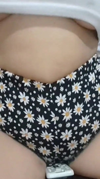 La Moglie Arrapante Si Masturba La Figa Con Il Ragazzino Dei Suoi Pantaloncini, Diventa Molto Sporca E Vogliosa Di Cazzo.