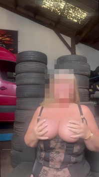 Erwischt beim gehen in der garage mit natürlichen titten