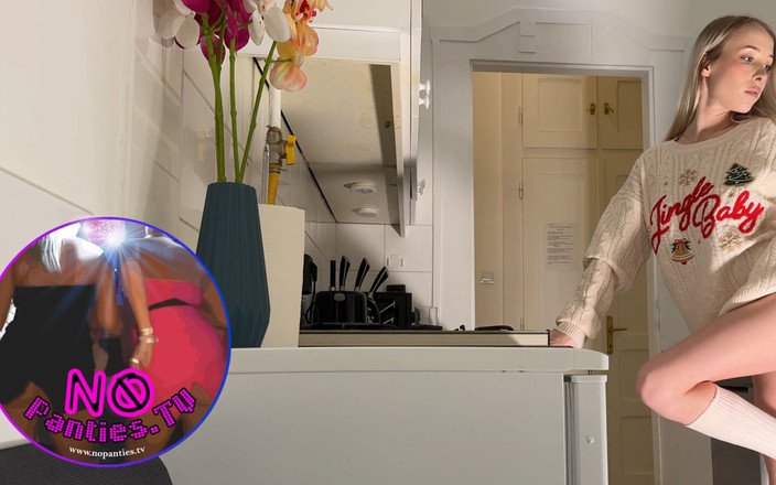 No panties TV: Sexy drobná sexy dívka v kuchyni masturbuje na Štědrý den pro štěstí...