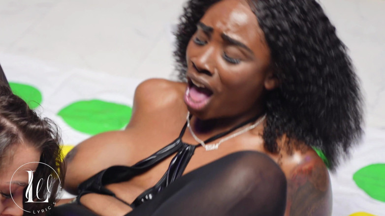 LyricsWay: Baise lesbienne hardcore avec gode ceinture - Evelin Stone se déchaîne