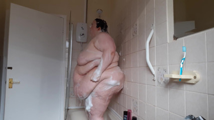 SSBBWLadyBrads: SSBBW Lady Brads淋浴和肚子摇晃