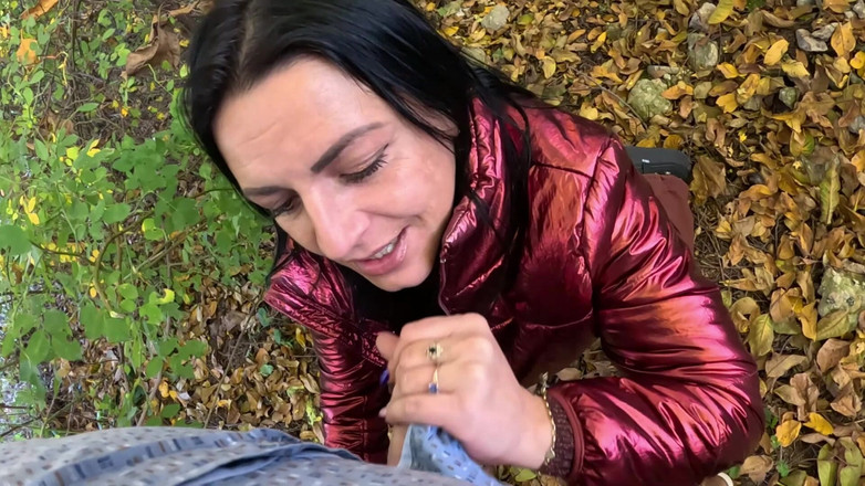 MilfyCalla: Un rischioso pompino all'aperto sul lago red shiny downjacket fetish 316