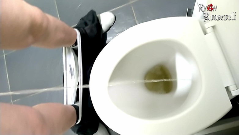 Ryan Roosevelt: 初めてのおしっこ動画!