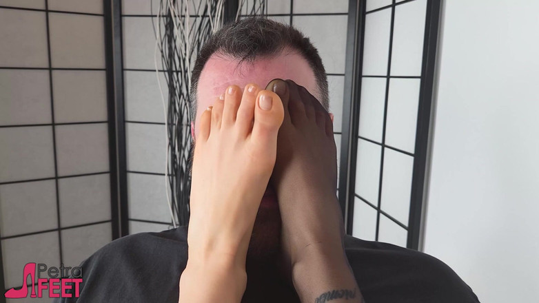 Best Nylon Feet Videos: La biricchino diva seduce uno stallone prima di strofinargli le...