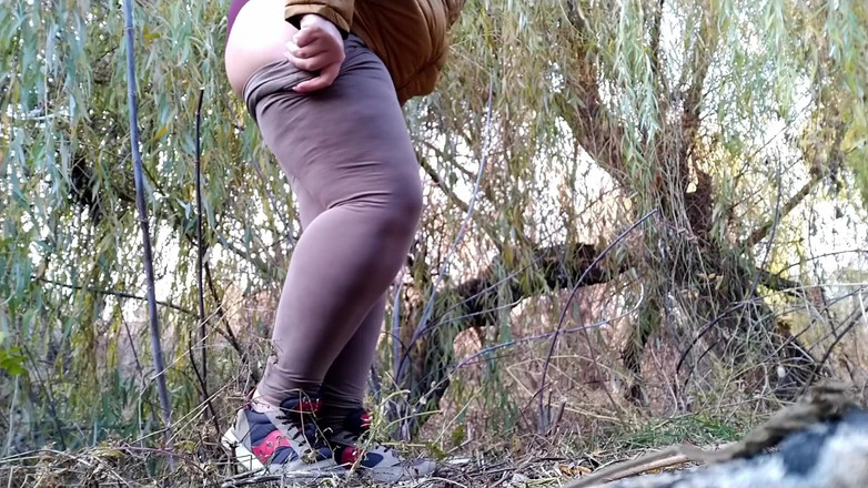 OurFetishLife: 꽉 끼는 레깅스를 입으면 자연 속에 소변을 본다