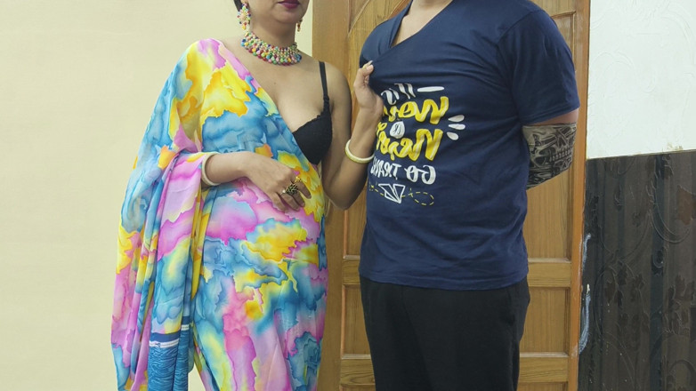 Hornycouple149: Une belle-mère indienne desi à gros nichons aide son beau-fils à arrêter...