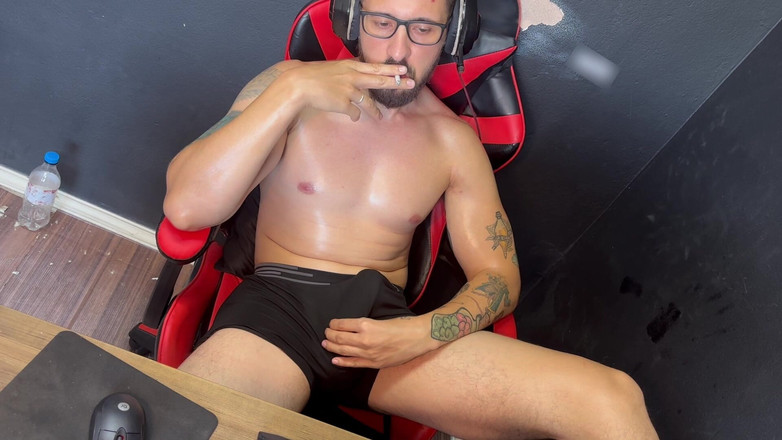 Neitan Safado: Tetovaný muž kouří a masturbuje, dokud nevyvrcholí