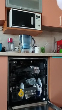 Memek berbulu brunette, payudara besar, wanita berbulu sensual di dapur.