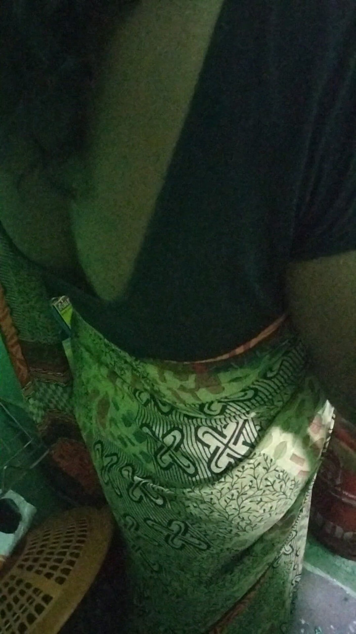 Tamil lesbian: Saree nosí novou tetičku Mluvící