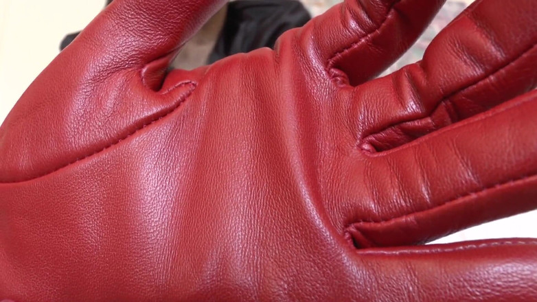 Lady Victoria Valente: Rote Lederhandschuhe - der Duft von Leder macht dich schwach, lady...