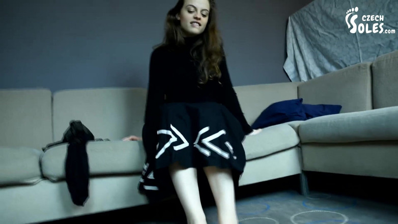 Czech Soles - foot fetish content: Дивовижні босі ноги неслухняної молодої дівчини!