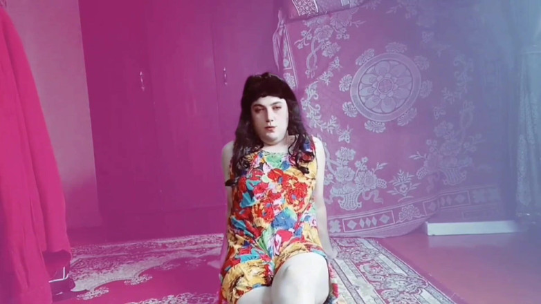 Kitty_Cross: Elle joue avec une innocente dans de la dentelle sexy