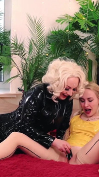 Compilație video porno lesbiană sexy (Arya Grander și Keoki Star și Bella Mur)