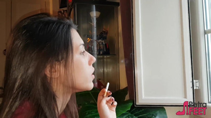 Smokin Fetish: ブルネットの美しさは葉巻を崇拝します
