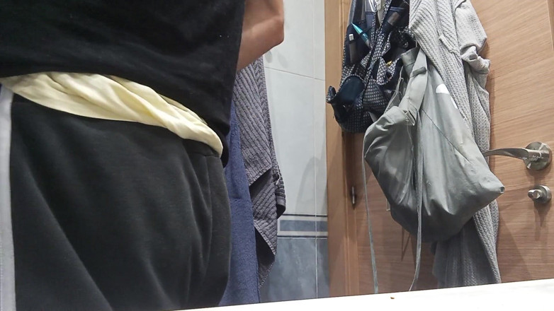 Elvissc: Gara-gara lagi ganti baju, aku pergi ke jalan sama kontol...