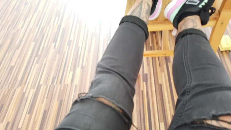 Fetish videos by Alex: 문신을 한 발을 숭배하는 발 노예