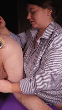 Coppia amatoriale prostata mungitura con un vibratore