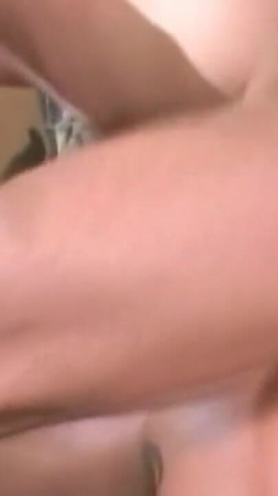 UK FAMILY FUCKERS: Unersättliche blonde MILf nimmt schwanz und dildo tief
