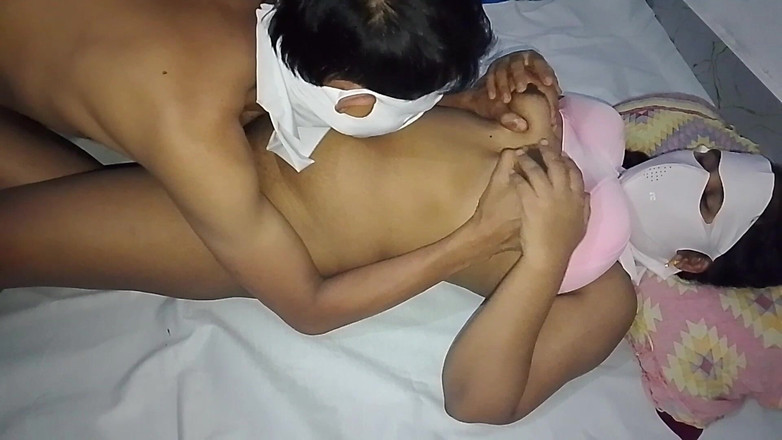 Js Creator: Bella ragazza da indumenti che scopa la sua amica