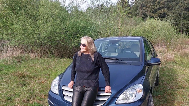 martinawest: Бабуся Грається Зі Своїми Грудьми!