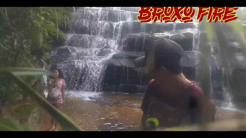 Bruxo fire: 폭포의 타오르는 화재 마법사와 D4 봄봄범은 빨간색으로 가득 차 있습니다.