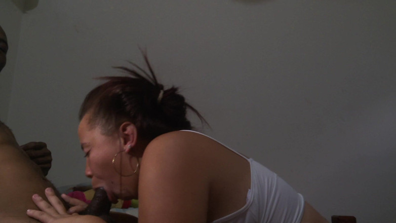 Uncut Lil Midget and Latina Freaky Friends: Enana colombiana con enorme culo de garganta profunda