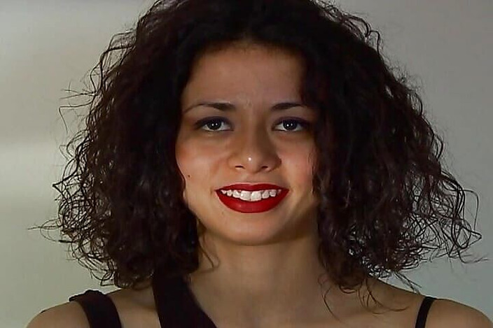 Planete Francaise: Klas bir Fransız hatun deliklerini iki dildoyla dolduruyor