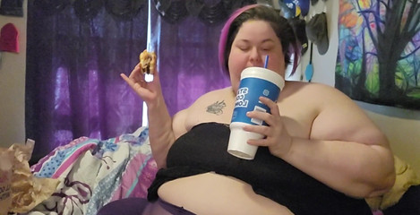 Kitty Delgato: Obrovský dvojitý slanina cheeseburger, cibulové kroužky, jahodový cheesecake milkshake