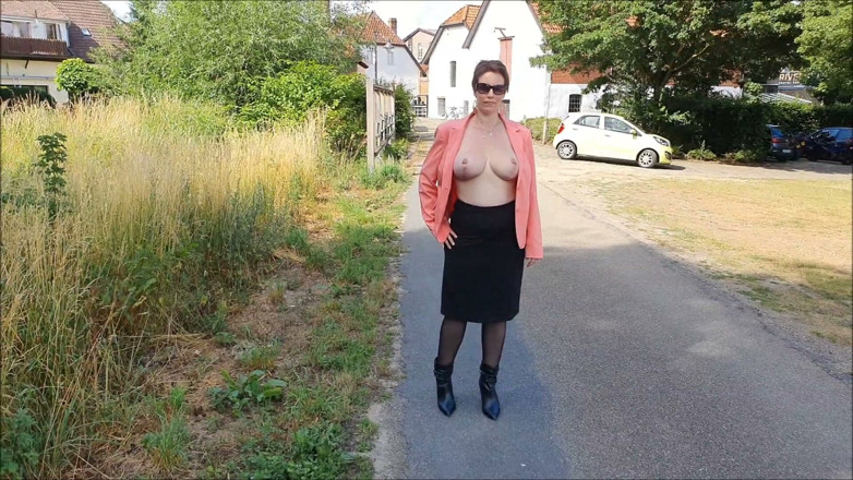 UserBitch1: Голий у підтяжках Outdooe