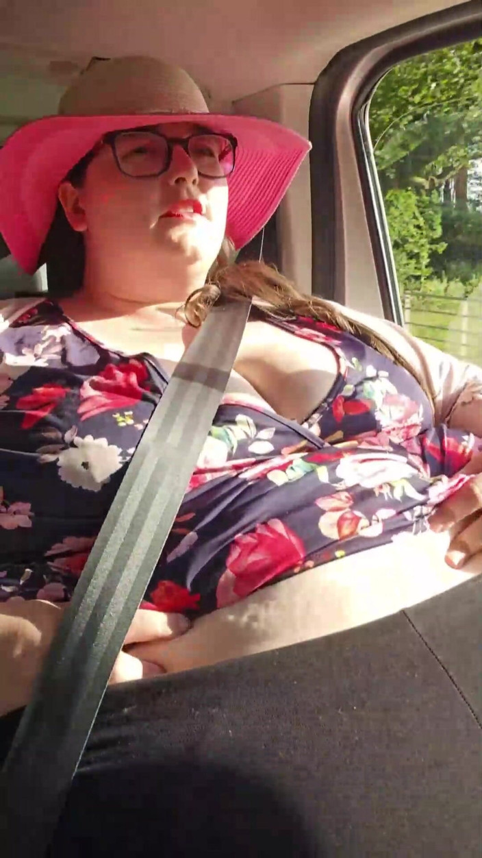 SSBBWLadyBrads: Culona en juego de barriga en el coche
