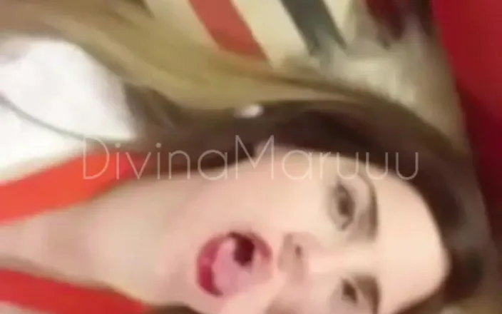 DivinaMaruuu: Divinamaruuu - domácí video, které jí dává zadek a polyká všechno...