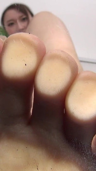 Koyoi Hasegawa esfrega seus pés suados no seu rosto depois de uma dança sexy