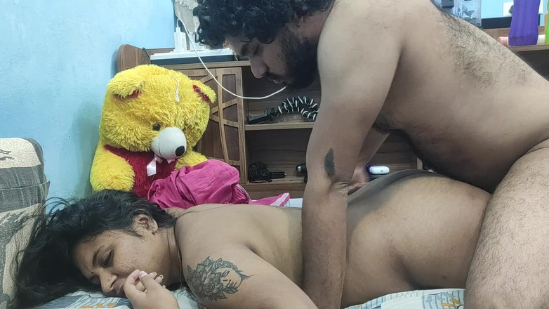 Vaigavarun45: 马来亚人妻一边玩粗暴性爱一边享受和老公的性爱