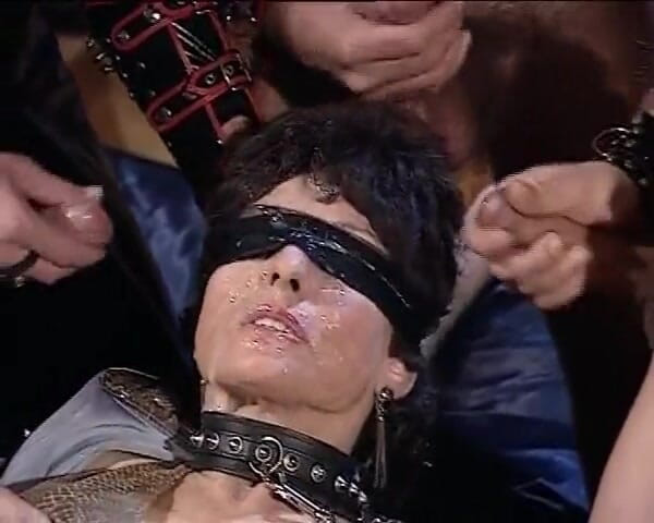 Porno kino: Husband Blindfolds His Sexy German Wife and Brings Her Three...