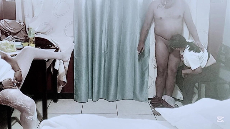 Sofixxx: Büyükanne, üvey kız kardeşimin penisimi emmesini izlerken mastürbasyon yapıyor