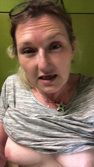 Pissing Paradise: Pissen op vliegtuigen, treinen en auto's - enorm plassen op trein...