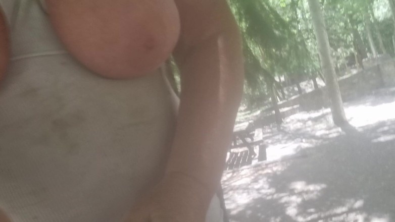 Julie Cunningham: Julie Cunningham - une salope aux seins énormes rebondit sur un point...