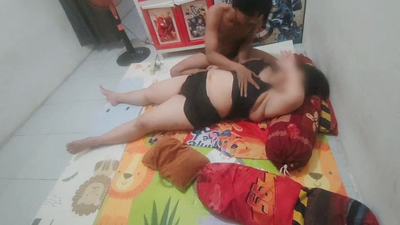 Maye chubby wife: Лижи пизду збудженої, цицькастої дівчини