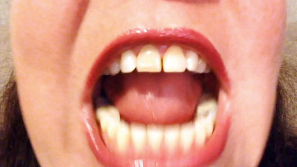 Lily Lipstixxx: Kontrola úst - Buď opatrný, koušem!