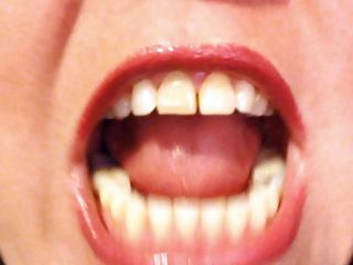 Lily Lipstixxx: Ispezione bocca - fai attenzione, mi mordo!