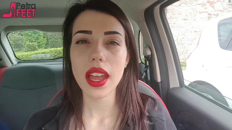 Smokin Fetish: Gut aussehende petra raucht in ihrem auto