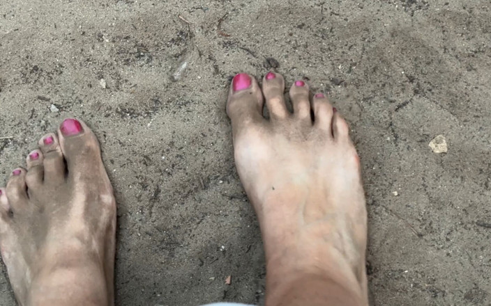 Cuteblonde666: Pies sucios en el jardín