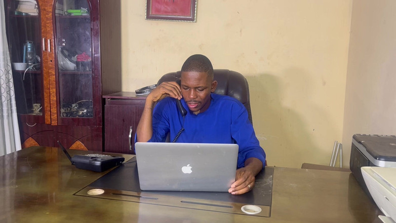 Prettypussy102: 상사와 섹스하는 배달 소녀