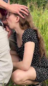 Deepthroat molto caldo gagging all'aperto