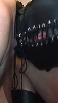 Dominatrix huấn luyện nô lệ trùm đầu với con cu giả khổng lồ