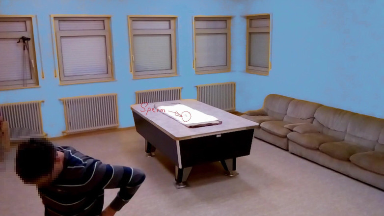 Mark Hannes: Naga masturbacja na stole